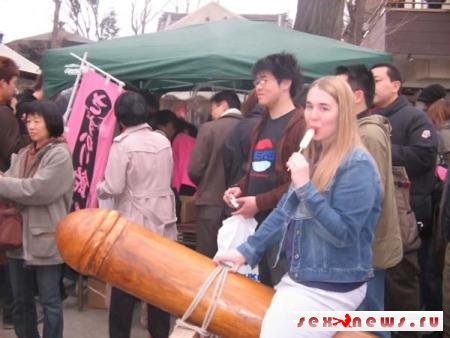 В Японии проводится фестиваль мужских гениталий