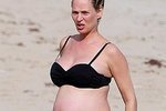 Беременная Ума Турман вышла на пляж в бикини