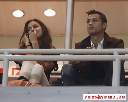Нежные поцелуи Криштиану Роналду и Ирины Шейк на футбольном матче в Мадриде