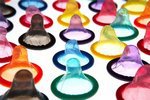 В рамках борьбы со СПИДом в Гане бесплатно раздавали дырявые презервативы