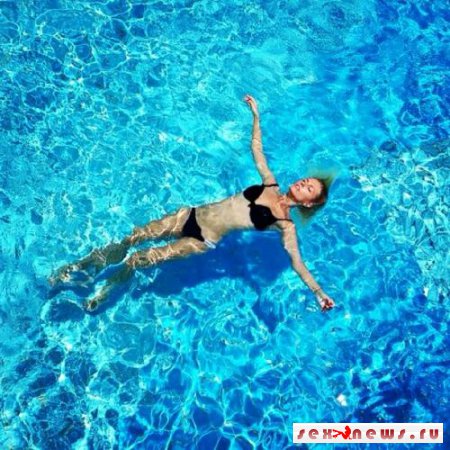 Саша Савельева поделилась откровенным фото в бассейне