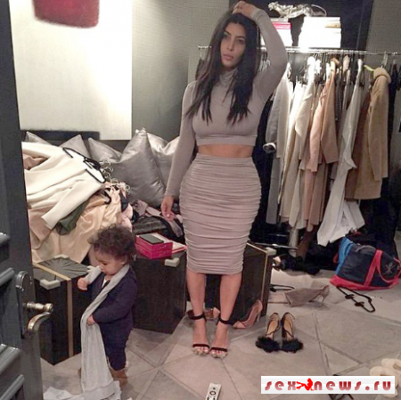  Ким Кардашян снова применила фотошоп для своего селфи