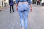 Девушка прошлась по улице в нарисованных джинсах. Как отреагировали прохожие?