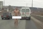 Томских автомобилистов напугал голый пешеход