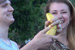 Неопытные киевлянки постигают азы секса на бананах