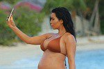 Ким Кардашян с округлившимся животиком на пляжах Европы